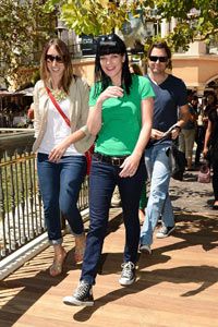 Actress Pauley Parette rocks a pair of Converse sneakers with her skinny jeans.